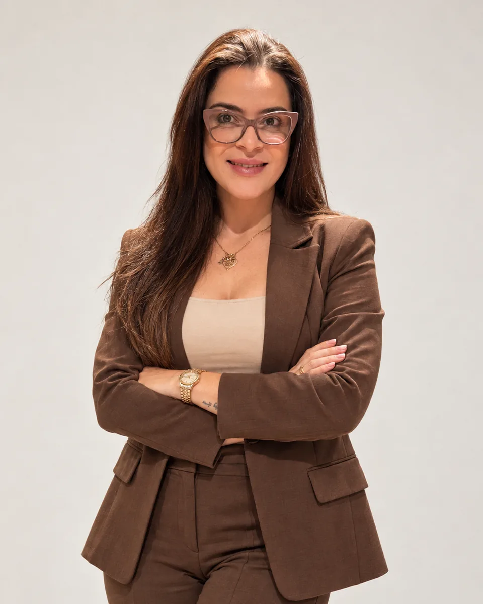 Amandda Vidal, consultora de Instagram em Maringá, de terno marrom e braços cruzados